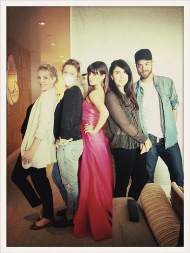 Lea Michele tweeted a photo of her team pre-SAG Awards — including a friend in a mask because she was sick!
Source: Twitter user msleamichele
Lea Michele tweeted a photo of her team pre-SAG Awards — including a friend in a mask because she was sick!
Source: Twitter user msleamichele
