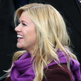 Kelly Clarkson Photobombed by . . . Bill Clinton? Kelly Clarkson Photobombed by . . . Bill Clinton?