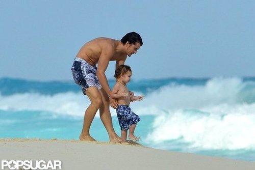 Orlando Bloom showed Flynn the waves.
Orlando Bloom showed Flynn the waves.