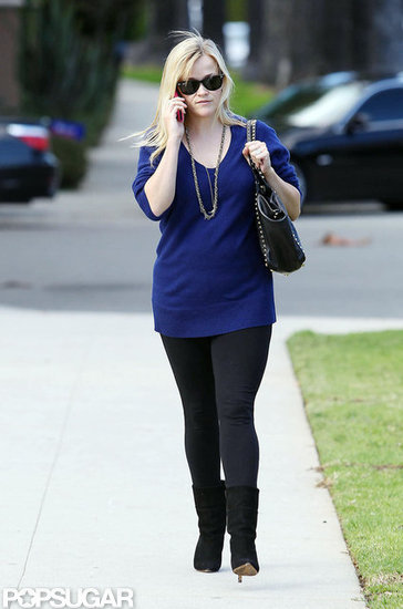 Reese Witherspoon protected herself from the sun with black Ray-Ban sunglasses.
Reese Witherspoon protected herself from the sun with black Ray-Ban sunglasses.
