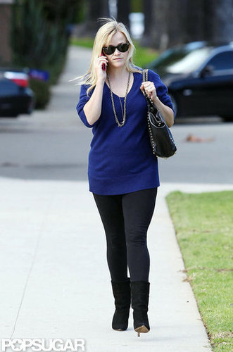 Reese Witherspoon protected herself from the sun with black Ray-Ban sunglasses.
Reese Witherspoon protected herself from the sun with black Ray-Ban sunglasses.
