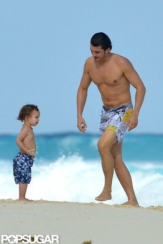 Shirtless Orlando Bloom played on the beach with Flynn.
Shirtless Orlando Bloom played on the beach with Flynn.