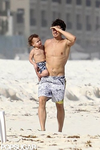 Shirtless Orlando Bloom carried Flynn in Cancun.
Shirtless Orlando Bloom carried Flynn in Cancun.