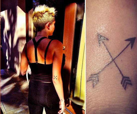 Miley Cyrus got tattooed by Kat Von D with two small arrows crossed above her elbow on her right arm.
Source: Twitter user MileyCyrus, Instagram user thekatvond
Miley Cyrus got tattooed by Kat Von D with two small arrows crossed above her elbow on her right arm.
Source: Twitter user MileyCyrus, Instagram user thekatvond