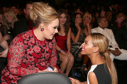 Beyoncé took a knee to chat with Adele during the 2013 Grammys on Sunday night.
Beyoncé took a knee to chat with Adele during the 2013 Grammys on Sunday night.
