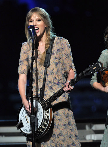 Taylor Swift played the banjo during her 2012 performance.
Taylor Swift played the banjo during her 2012 performance.
