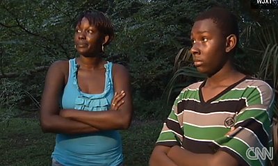 Mom Hits Teenage Bully (VIDEO)