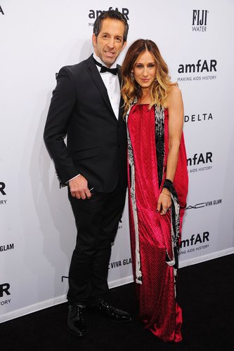 Sarah Jessica Parker Steps Out in Hot Pink to Honor a Friend For amfAR Sarah Jessica Parker Steps Out in Hot Pink to Honor a Friend For amfAR