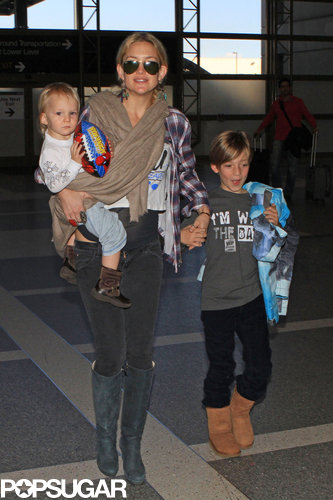 Kate Hudson Flies the Smiley Skies With Ryder and Bingham Kate Hudson Flies the Smiley Skies With Ryder and Bingham