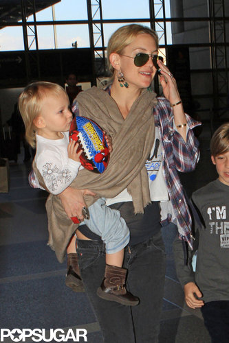 Kate Hudson Flies the Smiley Skies With Ryder and Bingham Kate Hudson Flies the Smiley Skies With Ryder and Bingham