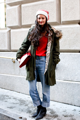 A smart (not cheesy) mix of red and green, laid-back denim, and walkable boots — functional and fashionable.
A smart (not cheesy) mix of red and green, laid-back denim, and walkable boots — functional and fashionable.