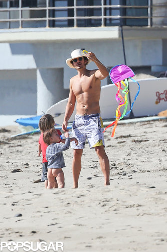 Bikini-Clad Miranda Kerr Hits the Beach With Flynn and Shirtless Orlando! Bikini-Clad Miranda Kerr Hits the Beach With Flynn and Shirtless Orlando!