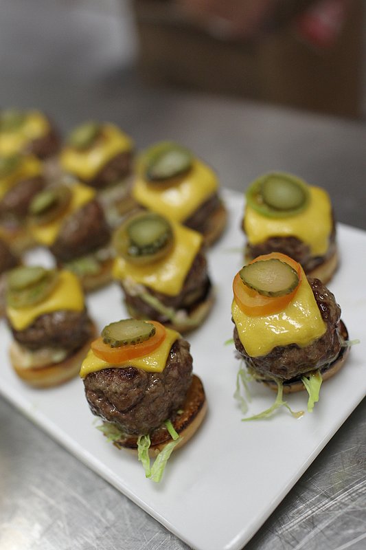 Prime Mini Burgers With Cheddar Cheese and Rémoulade Prime Mini Burgers With Cheddar Cheese and Rémoulade