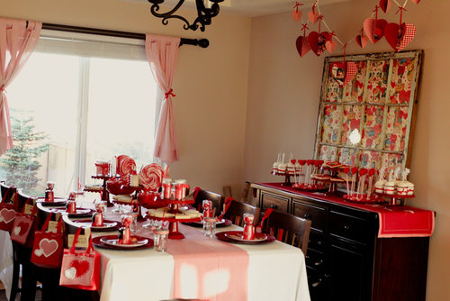 Pink, red, and white accents filled every corner of the house — window curtains included.
Source: Jenny Cookies
Pink, red, and white accents filled every corner of the house — window curtains included.
Source: Jenny Cookies