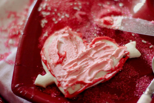 Heart-shaped cookies with arrows were waiting to be decorated.
Source: Jenny Cookies
Heart-shaped cookies with arrows were waiting to be decorated.
Source: Jenny Cookies