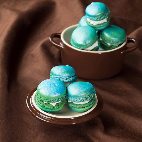 Mint-Strawberry Macarons 