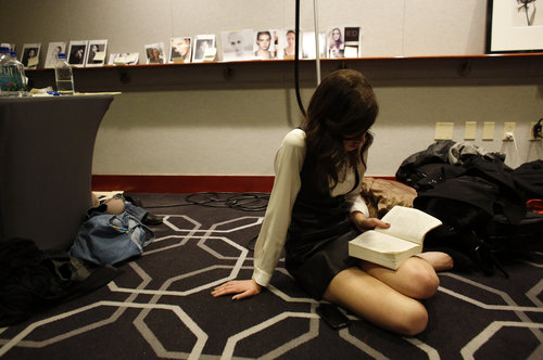 A model sat on the floor backstage at the Whit Fall 2013 presentation and read a book.
A model sat on the floor backstage at the Whit Fall 2013 presentation and read a book.