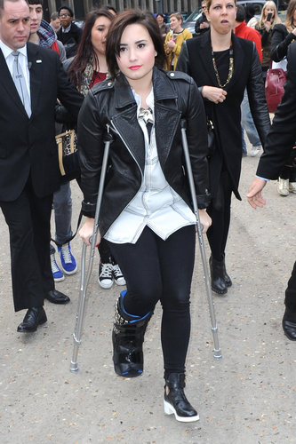 Demi Lovato was still stuck in a cast when she arrived at London Fashion Week on Sunday.
Demi Lovato was still stuck in a cast when she arrived at London Fashion Week on Sunday.