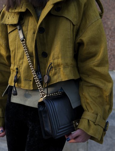 A black chain-link Chanel bag got paired up with a cropped anorak jacket.
A black chain-link Chanel bag got paired up with a cropped anorak jacket.
