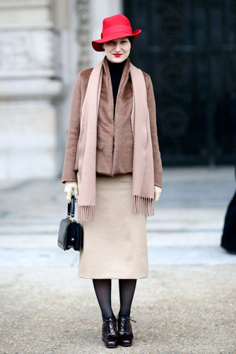 A study in the most polished and prim of ladylike looks — (bonus points for matching her lipstick to her hat!).
A study in the most polished and prim of ladylike looks — (bonus points for matching her lipstick to her hat!).