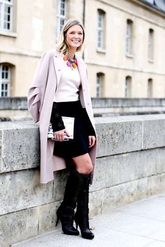 Bright statement jewels and statement boots — not to mention a metallic clutch — gave her feminine look a serious taste of the trends.
Bright statement jewels and statement boots — not to mention a metallic clutch — gave her feminine look a serious taste of the trends.