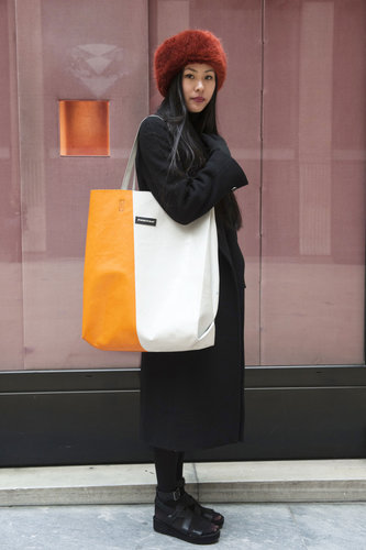 Minimalist with statement-making accessories and bold color contrasts.
Minimalist with statement-making accessories and bold color contrasts.