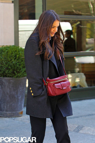 Katie Holmes carried a red purse.
Katie Holmes carried a red purse.