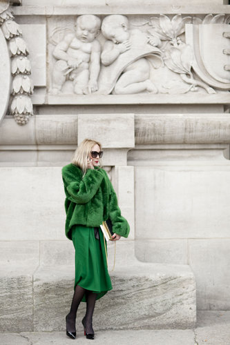 Emerald green looked utlraelegant against black tights, heels, and sunglasses.
Emerald green looked utlraelegant against black tights, heels, and sunglasses.