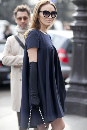 Understated hues and easy silhouettes were perfectly juxtaposed against drama-inducing accessories, like her gloves and cat-eye sunglasses.
Understated hues and easy silhouettes were perfectly juxtaposed against drama-inducing accessories, like her gloves and cat-eye sunglasses.