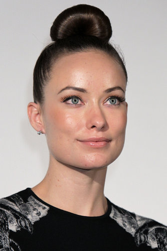In 2010, Olivia opted for a futuristic topknot for her appearance in Tokyo to promote Tron.
In 2010, Olivia opted for a futuristic topknot for her appearance in Tokyo to promote Tron.