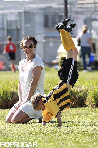 Britney Spears watched Jayden do cartwheels.
Britney Spears watched Jayden do cartwheels.