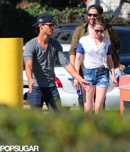 Kristen Stewart Goes Up to Bat With Taylor Lautner Kristen Stewart Goes Up to Bat With Taylor Lautner