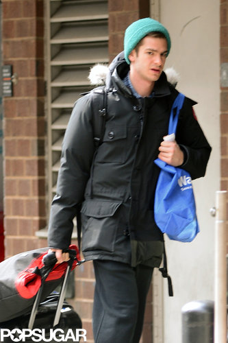 Emma Stone Smiles Big on Set While Andrew Garfield Packs Up Emma Stone Smiles Big on Set While Andrew Garfield Packs Up