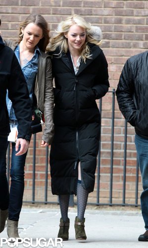 Emma Stone Smiles Big on Set While Andrew Garfield Packs Up Emma Stone Smiles Big on Set While Andrew Garfield Packs Up