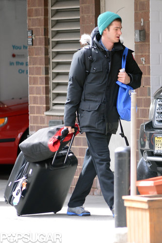 Emma Stone Smiles Big on Set While Andrew Garfield Packs Up Emma Stone Smiles Big on Set While Andrew Garfield Packs Up