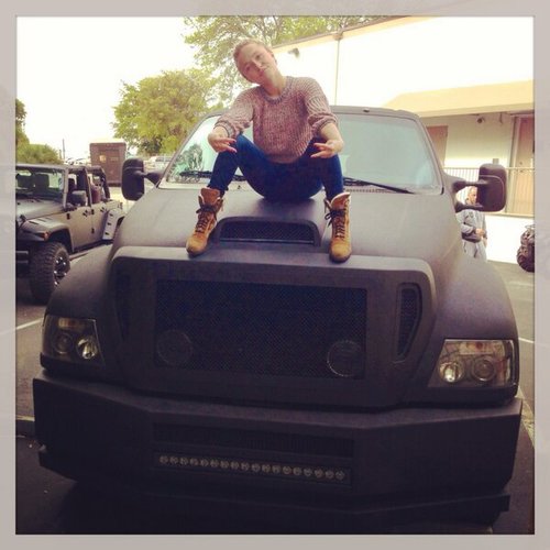 Hayden Panettiere posed with a giant vehicle and a whole lot of attitude.
Source: Twitter user haydenpanettier
Hayden Panettiere posed with a giant vehicle and a whole lot of attitude.
Source: Twitter user haydenpanettier