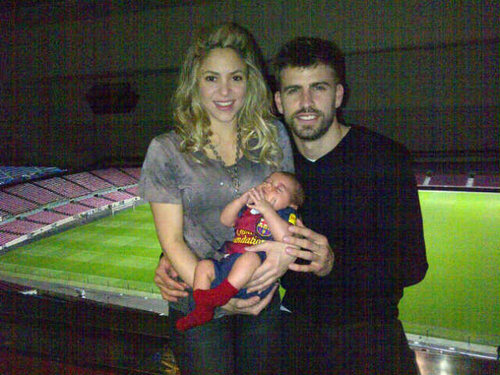 Shakira showed off Barcelona's tiniest fan after his proud father, Gerard Piqué, finished playing.
Source: Twitter user 3gerardpique
Shakira showed off Barcelona's tiniest fan after his proud father, Gerard Piqué, finished playing.
Source: Twitter user 3gerardpique