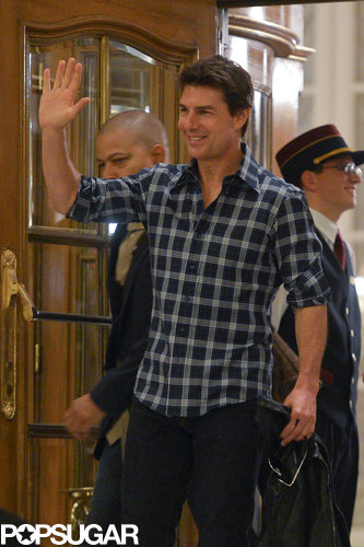 Tom Cruise wore a plaid shirt.
Tom Cruise wore a plaid shirt.