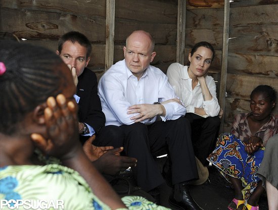 Angelina Jolie talked with female refugees.
Angelina Jolie talked with female refugees.