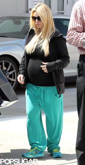 Jessica Simpson went shopping in green sweats.
Jessica Simpson went shopping in green sweats.