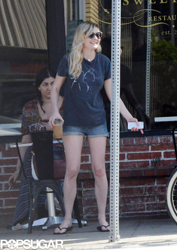 Kirsten Dunst Trades Brad Pitt Talk For a Coffee Stop Kirsten Dunst Trades Brad Pitt Talk For a Coffee Stop