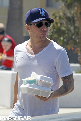 Ryan Phillippe carried his food to the car in LA.
Ryan Phillippe carried his food to the car in LA.