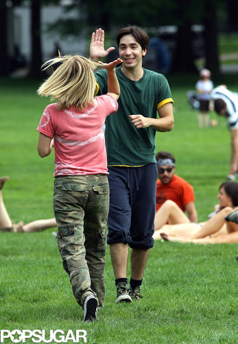Justin Long gave Drew Barrymore a high five on the set of Going the Distance in NYC on August 2009.
Justin Long gave Drew Barrymore a high five on the set of Going the Distance in NYC on August 2009.
