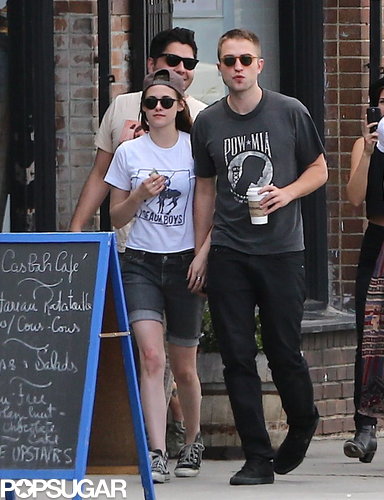 Robert Pattinson and Kristen Stewart held hands for an outing with friends in Los Feliz, CA.
Robert Pattinson and Kristen Stewart held hands for an outing with friends in Los Feliz, CA.