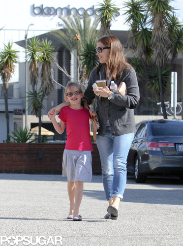 Jennifer Garner and Violet Have a Happy Meal Jennifer Garner and Violet Have a Happy Meal