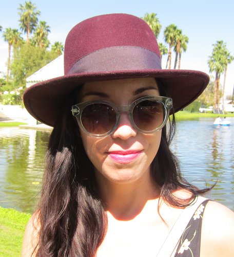 Clear sunglasses are spot on for Spring, and kudos to this lady for keeping her lips and hat in the same color family.
Clear sunglasses are spot on for Spring, and kudos to this lady for keeping her lips and hat in the same color family.