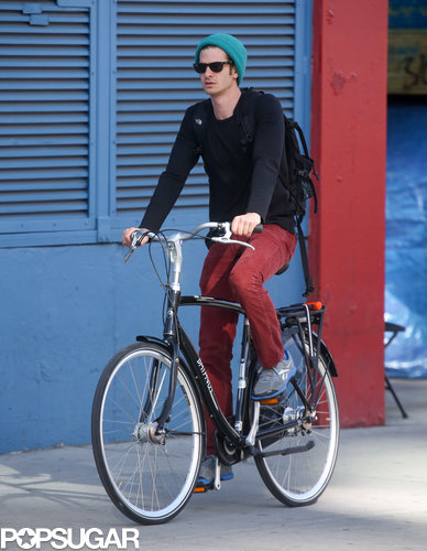 Andrew Garfield rode his bike in NYC.
Andrew Garfield rode his bike in NYC.