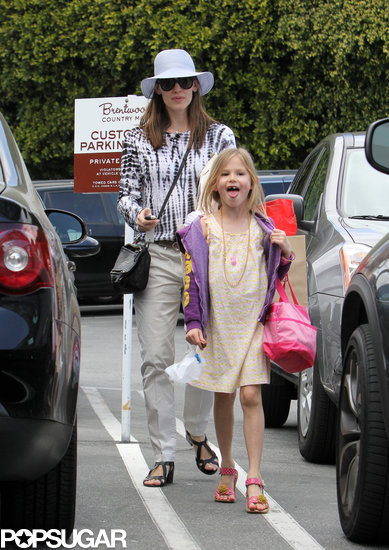 Jennifer Garner Stops to Shop With Violet Jennifer Garner Stops to Shop With Violet