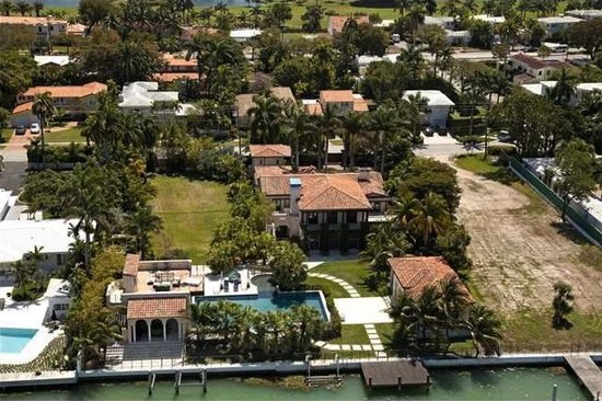 Have $20 million? This waterfront pad can be all yours!
Source: Coldwell Banker Real Estate
Have $20 million? This waterfront pad can be all yours!
Source: Coldwell Banker Real Estate