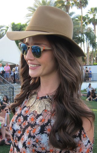 Matching your hair to your hat and sunglasses makes for a chic effect.
Matching your hair to your hat and sunglasses makes for a chic effect.